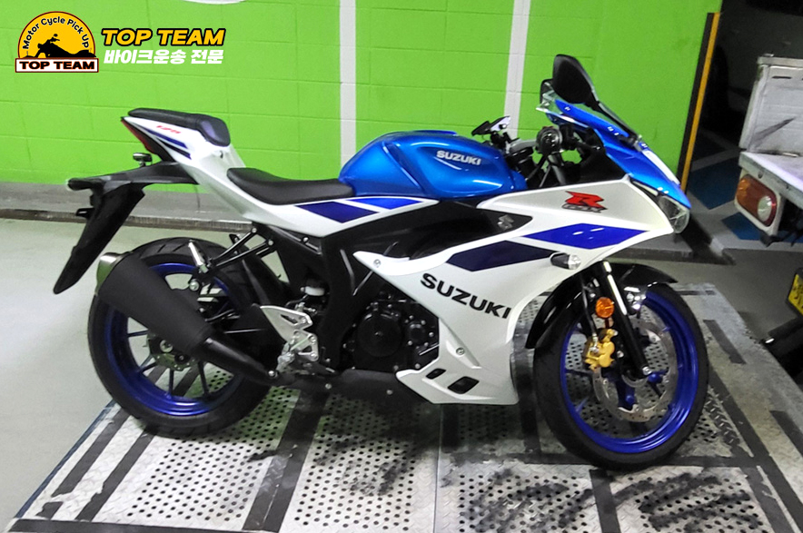 대형 리프트로 흠집 없이 완벽하게! 스즈키 GSX-R125 중고 바이크 전문 탁송